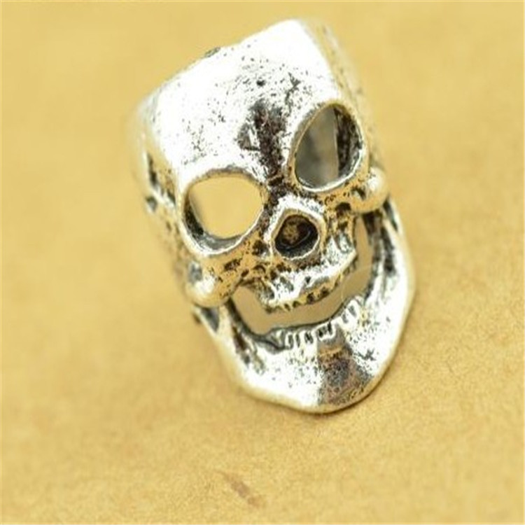 Skull short ear clip