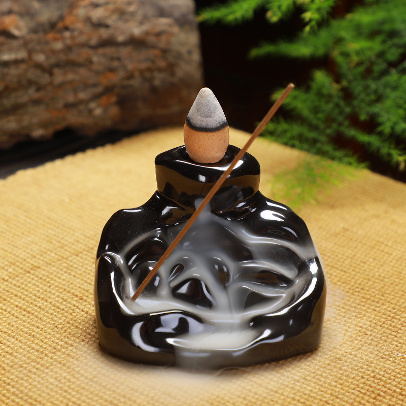 Geometric Ceramic Ornament in Fashionable Simplicity