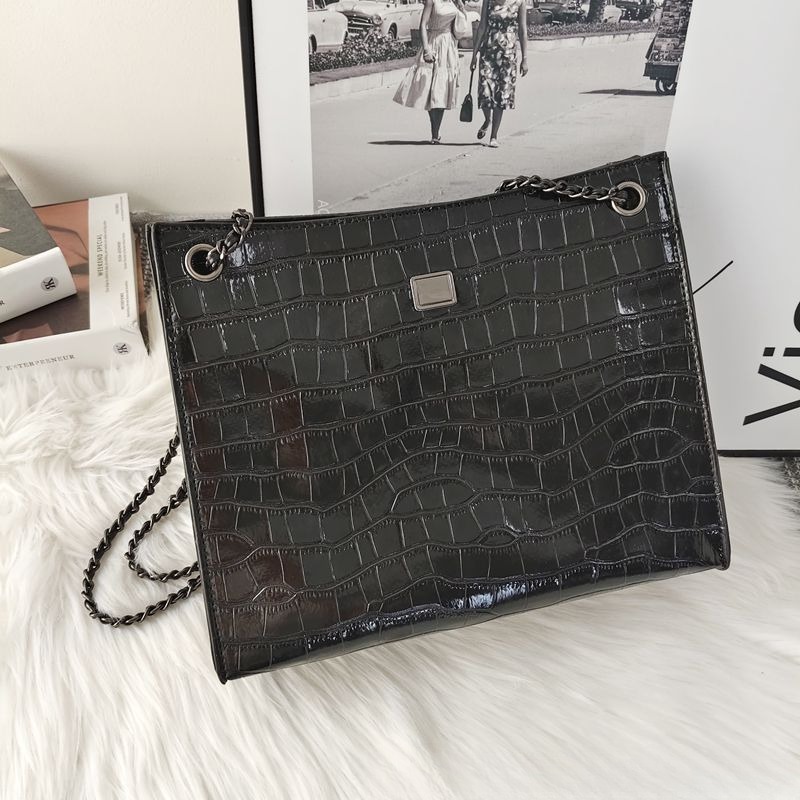 Chic Crocodile Pattern Black PU Retro Shoulder Bag with Chain